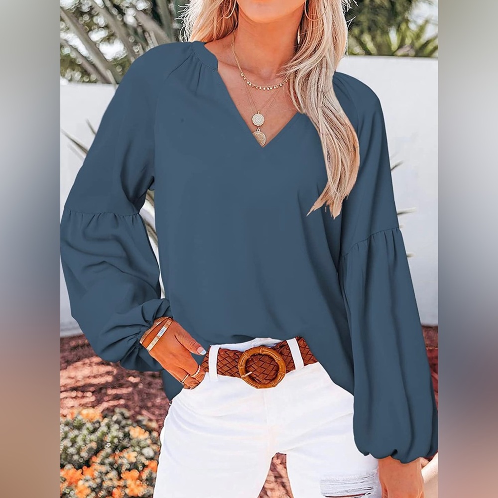 Gorgeous loose sleeved ladies blouse🌼